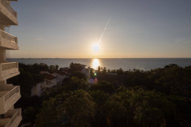Karayipler 'de deniz ve güneş olan bir balkon tatil beldesi. Mavi gökyüzündeki bir yıldız gibi.