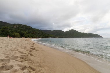 Kolombiya Tayrona Parkı 'na ünlü çıplaklar plajı. Arka planda Sierra Nevada Dağları ve Boca de Saco Sahili Alacakaranlık Sahnesi olarak bilinir.