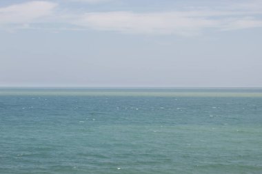 Güneşli bir günde mavi gökyüzü ile güzel bir turkuaz Karayip denizi.