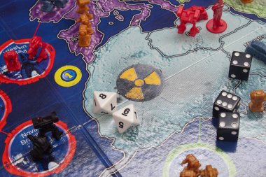 Risk 2210 A.D tahtası üzerinde zar ve piyon içeren makro radyoaktif sembol