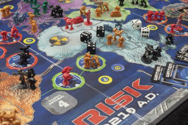 Piyon ve zar makrosu, kart ve masa oyunu fütüristik risk 2210 A.D masa oyunu.