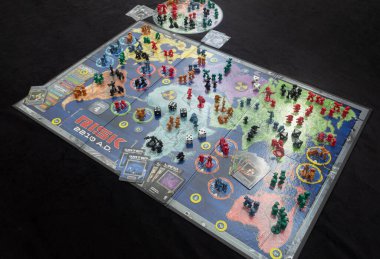 Siyah arkaplanlı gelecekçi Risk 2210 masa oyunu 