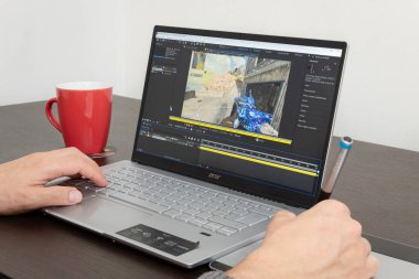Adobe Afer Efektleri 'nde çalışan bir adama yakın çekim yazılımı modern bir acer dizüstü bilgisayara aktarır