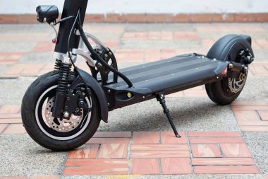 Güneşli bir günde güzel, modern elektrikli scooter park yeri