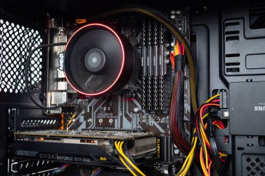 Modern oyun pc bileşenleri modern bir Cpu şasesi içinde çalışır