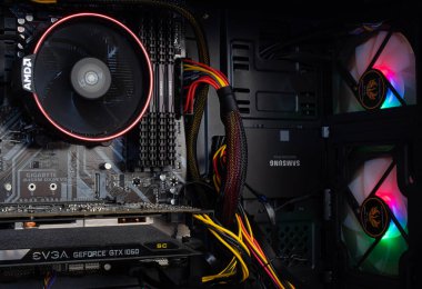 rgb renk ve soğutucuları ile fonksiyon içinde modern bir oyun işlemci vaka bileşenleri yakın