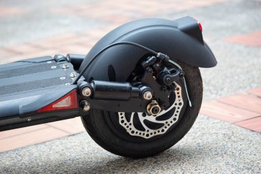 Modern bir elektrikli scooter 'ın arka fren ve tekerleğine yakın.
