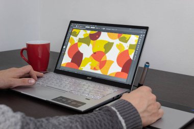 Wacom kalem tableti ile bir acer dizüstü bilgisayara grafiksel tasarımcı program arayüzüne yaklaş 