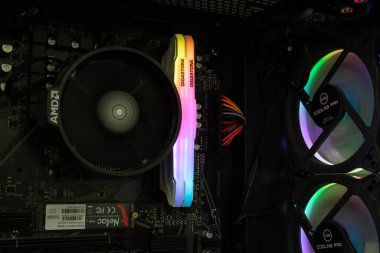 Gigastone hafıza koçu ve rgb soğutuculu bir soğutucunun makro fotoğrafı.