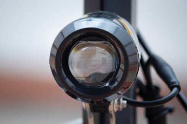 Arka planı bulanık elektrikli scooter 'ın ön ışığının makro fotoğrafı