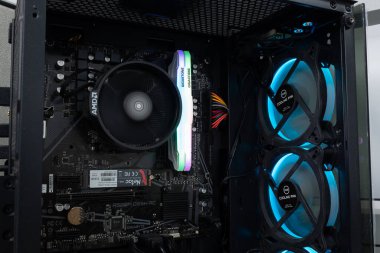 RGB soğutucu bellek yuvası ve ana kartı olan kirli, açık oyuncu dosyası