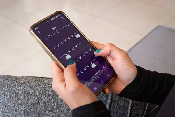 Google takvim arayüzü olan akıllı bir telefonu tutan bir kadına yakın durun 