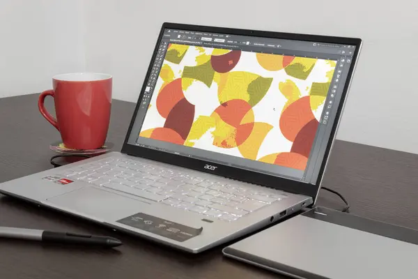 Modern bir acer dizüstü bilgisayar, adobe illüstratör programı ve wacom kalem tablet grafik tasarımcısı konseptine yakın.