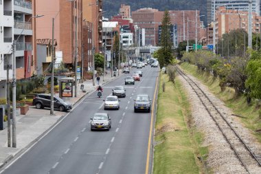 9. Cadde trafik manzarası Pazar günü bir peatonal köprüden izleniyor