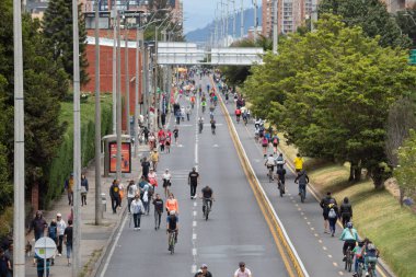 Ciclovia etkinliği sırasında 134. cadde hava manzaralı 9. cadde