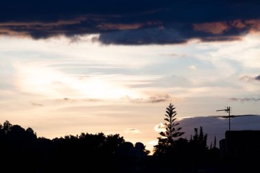Güzel mavi ve turuncu gün batımı Bulutlar ve bina silueti
