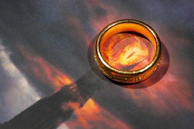 Yüzüklerin Efendisi filminin arka plandaki Sauron 'un Gözü' nün tek yüzüğü.