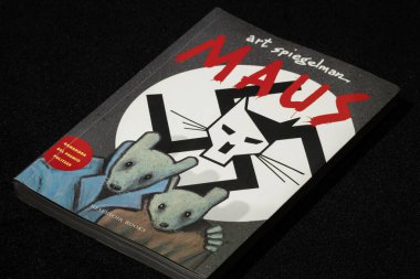 Siyah arkaplan ile İspanyolca Maus Grafik roman kitabı