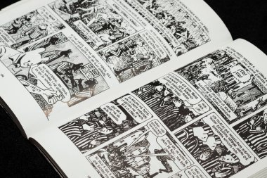 Maus Grafik roman dahili sayfası siyah arkaplan üzerine İspanyolca metin çizer