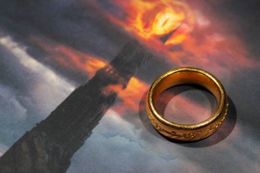 Yüzüklerin Efendisi 'nin Güç Yüzüğü filmi Sauron' un gözü olan bir barad dur kulesinin üzerinde.