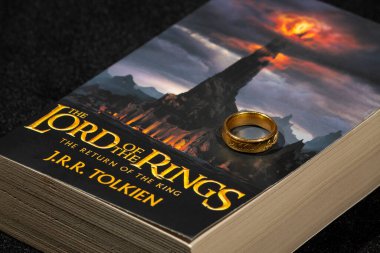 Yüzüklerin Efendisi 'nin üzerinde Sauron' un tek yüzüğü siyah arkaplanlı kral İngilizce kitabının dönüşü.