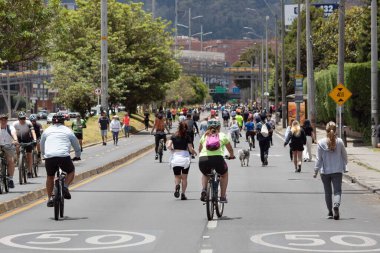 Bogota 'nın kuzeyindeki 9. caddedeki insanlar Pazar günü Ciclovia etkinliğinin tadını çıkarıyorlar.