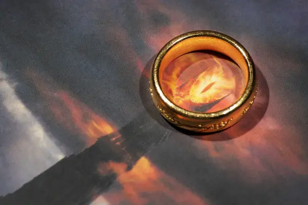 Yüzüklerin Efendisi filminin arka plandaki Sauron 'un Gözü' nün tek yüzüğü.