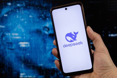 BOGOTA, COLOMBIA - 05 Mart 2025 'te sağ eli ile akıllı telefon tutan bir erkek derin yapay zeka uygulaması logosu arıyor ve arka planda teknolojiyi bulanıklaştırıyor