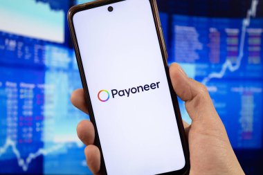 BOGOTA, KOLOMBIA - 05 Mart 2025 Makro Akıllı telefon fotoğrafı herkes küresel ödeme servisi logosu ve arka planda bulanık arayüzü