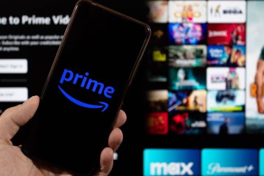 BOGOTA, COLOMBIA - Amazon asal video logosu ve bulanık asal arayüz arkaplanlı akıllı telefonun 05 Mart 2025 makro fotoğrafı