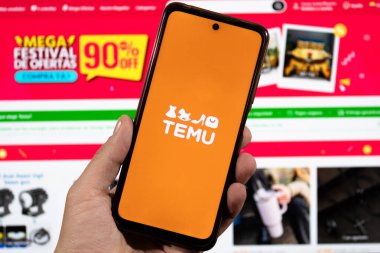 BOGOTA, COLOMBIA - 05 Mart 2025 Temu logosu ve arkaplanda bulanık Temu arayüzü olan bir akıllı telefon