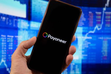 BOGOTA, COLOMBIA - 05 Mart 2025 Makro Akıllı telefonun arka planda herkesin uygulama logosu ve borsa konsepti olan fotoğrafı