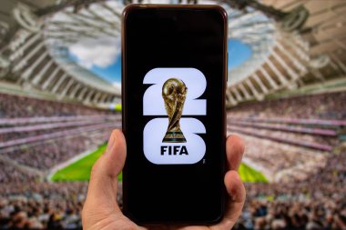 BOGOTA, COLOMBIA - 05 Mart 2025 Fifa Dünya Kupası logosu ve arka planda bulanık stadyum olan bir akıllı telefon