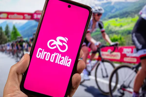 BOGOTA, COLOMBIA - 05 Mart 2025 'te Giro d Italia bisiklet yarış logosu olan bir erkeğe yakın çekim