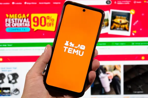 BOGOTA, COLOMBIA - 05 Mart 2025 Temu logosu ve arkaplanda bulanık Temu arayüzü olan bir akıllı telefon