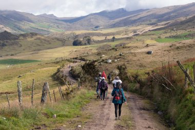 Kolombiya kırsal kesimlerindeki dağlarda yürüyen bir grup turist.