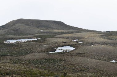 Güzel göller, bulutlu dağlarla kaplı Kolombiya 'daki Paramo ekosistemi.