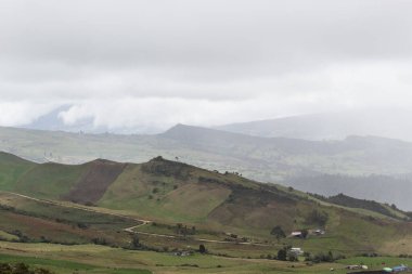 Güzel Kolombiya kırsal çimen dağları Yağmurlu bulutlar ve ekinlerle
