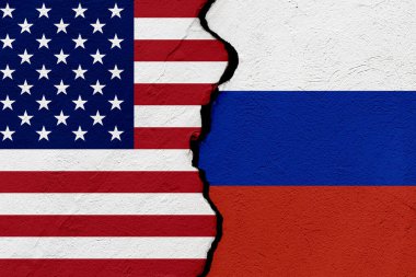 Amerika Birleşik Devletleri ve Rusya Federasyonu 'nun bayrakları bir grunge duvarı çatlattı. Jeopolitik ve savaş kavramı