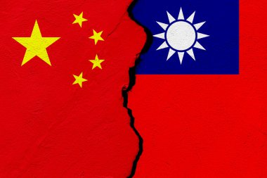Çin Halk Cumhuriyeti 'nin, Çin Cumhuriyeti' nin ya da Tayvan 'ın bayrakları bir grunge duvarı çatlattı. Jeopolitik ve savaş kavramı