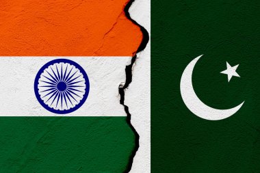 Hindistan ve Pakistan 'ın bayrakları çatlamış bir duvarın içine. Jeopolitik ve savaş kavramı