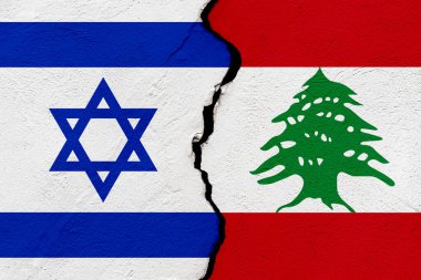 İsrail devleti ve Lebannon 'un bayrakları bir grunge duvarı çatlattı. Jeopolitik ve savaş kavramı