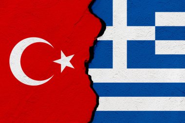 Türkiye ve Yunanistan cumhuriyetinin bayrakları bir grunge duvarı çatlattı. Jeopolitik ve savaş kavramı