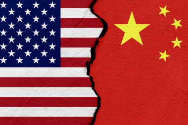 Amerika Birleşik Devletleri 'nin ve Çin Halk Cumhuriyeti' nin bayrakları grunge duvarı çatlattı. Jeopolitik ve savaş kavramı
