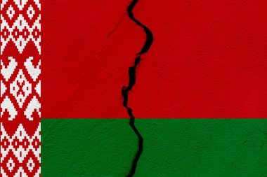 Belarus Cumhuriyeti bayrağı, grunge çatlağı bir duvara saplandı. Jeopolitik ve doğal afet kavramı