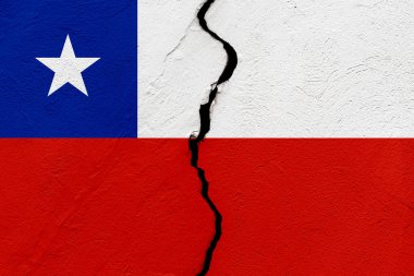 Şili Cumhuriyeti bayrağı, grunge çatlağı bir duvara saplandı. Jeopolitik ve doğal afet kavramı