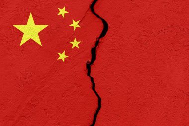 Çin Halk Cumhuriyeti 'nin bayrağı, grunge' un çatlamış duvarına saplandı. Jeopolitik ve doğal afet kavramı