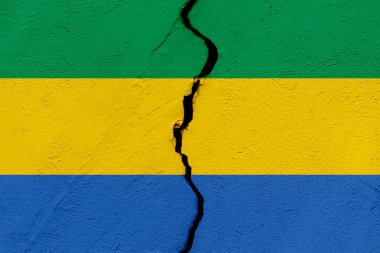 Gabon Cumhuriyeti 'nin bayrağı çatlamış bir duvara saplanmış. Jeopolitik ve doğal afet kavramı