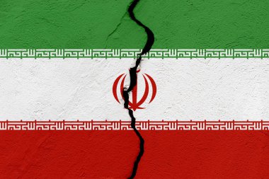 İran İslam Cumhuriyeti 'nin bayrağı bir grunge çatlağı duvarına saplandı. Jeopolitik ve doğal afet kavramı