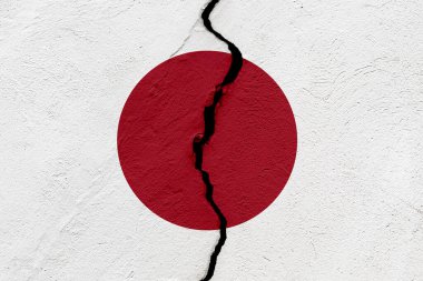 Japon bayrağı bir grunge çatlağı duvarına saplandı. Jeopolitik ve doğal afet kavramı